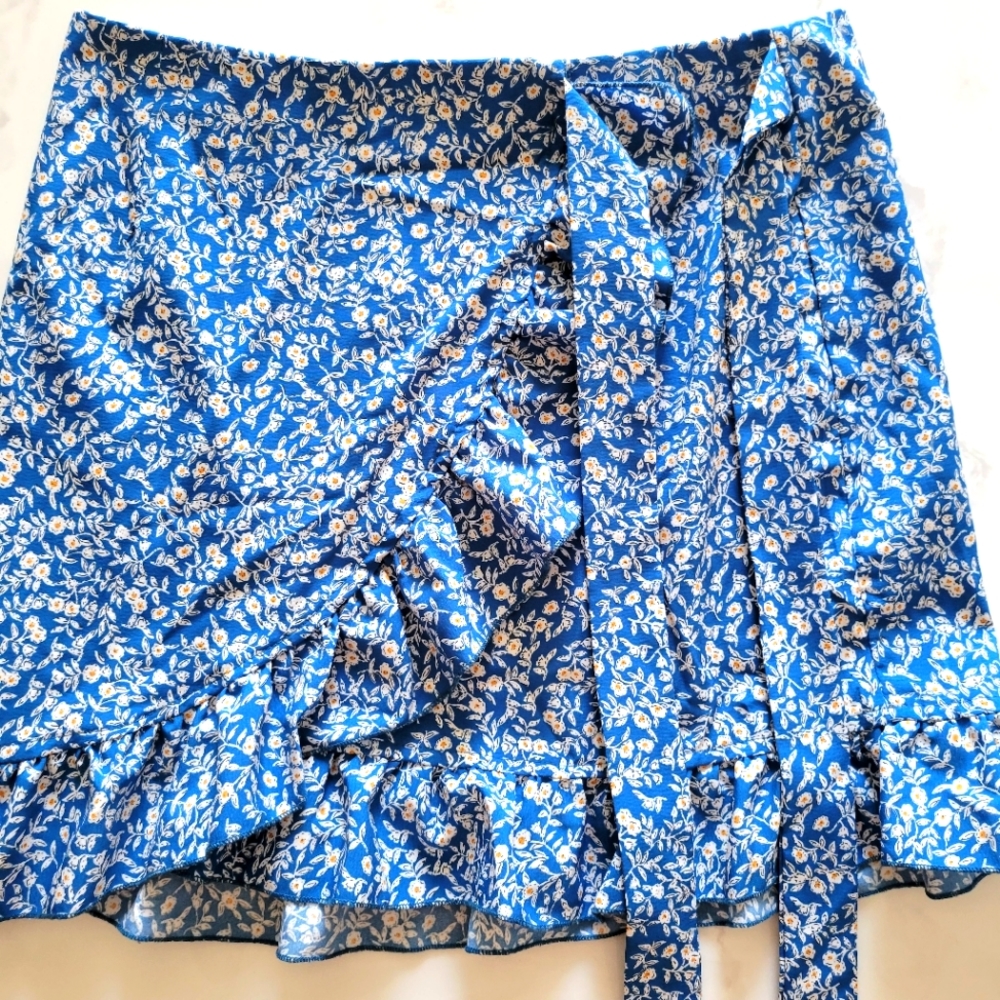 Blue flowy skirt. Size Medium